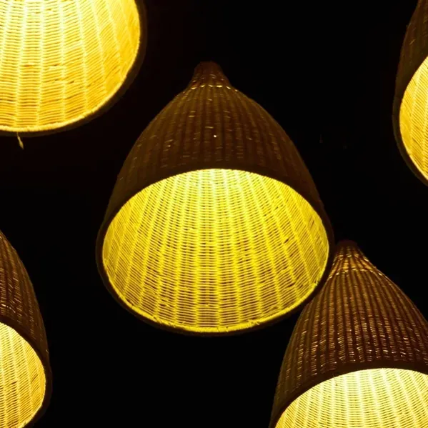 Плетені абажури з теплим вечірнім світлом